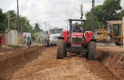 Teófilo visita obra de pavimentação da avenida Pedro Tertuliano