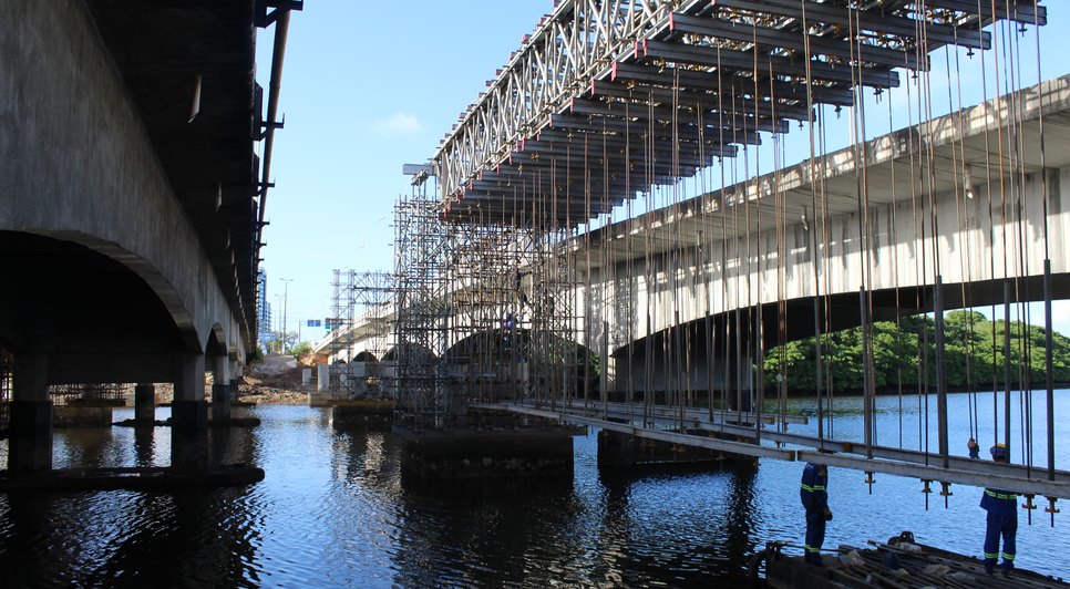 obra ponte rio poxim