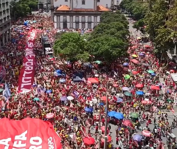 Aos gritos de “Bora Lula”, multidão ocupa o Centro do Rio; veja vídeo