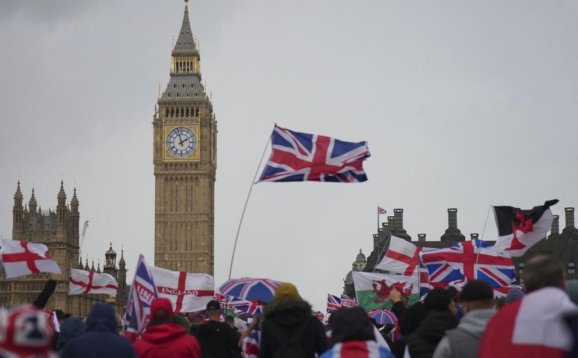 Milhares de pessoas participam de manifestação em Londres contra aceitação de migrantes de países islâmicos