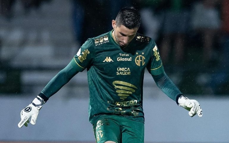 Goleiro Pegorari fratura fíbula durante treino e desfalca o Guarani no Paulistão