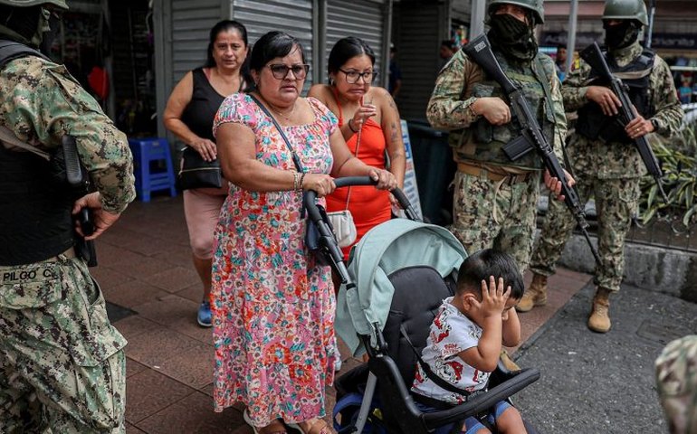 Homem usa marreta para quebrar janela e resgatar pessoas de incêndio no Vietnã