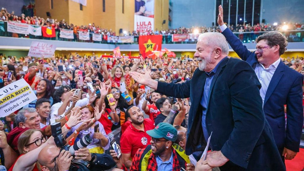 Juntar os divergentes para vencer os antagônicos, diz Lula sobre união pela democracia