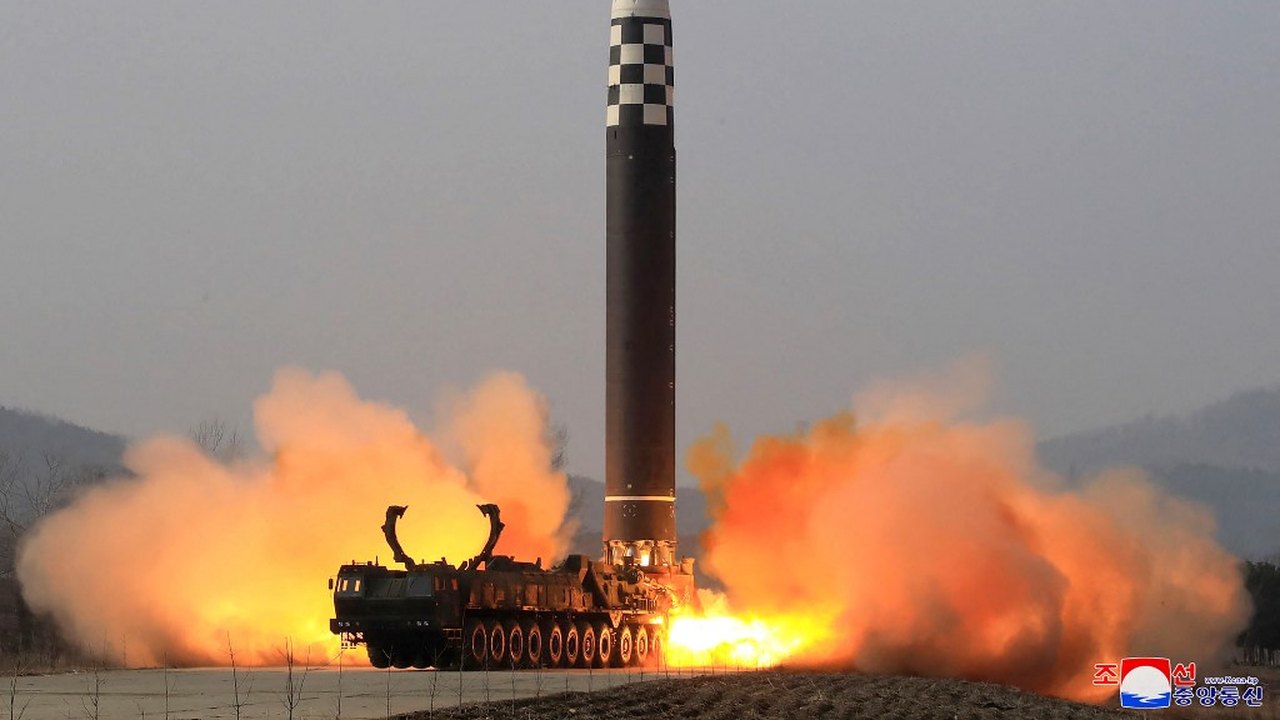 Coreia do Norte dispara mísseis de 'simulação de ataque nuclear tático' no Mar do Japão