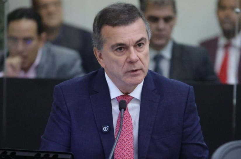 Ronaldo Medeiros celebra redução do preço da gasolina e valorização do serviço público