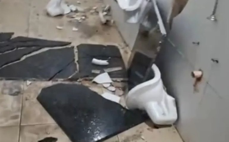 Torcida do CSA depreda banheiro do Rei Pelé após derrota para o Confiança