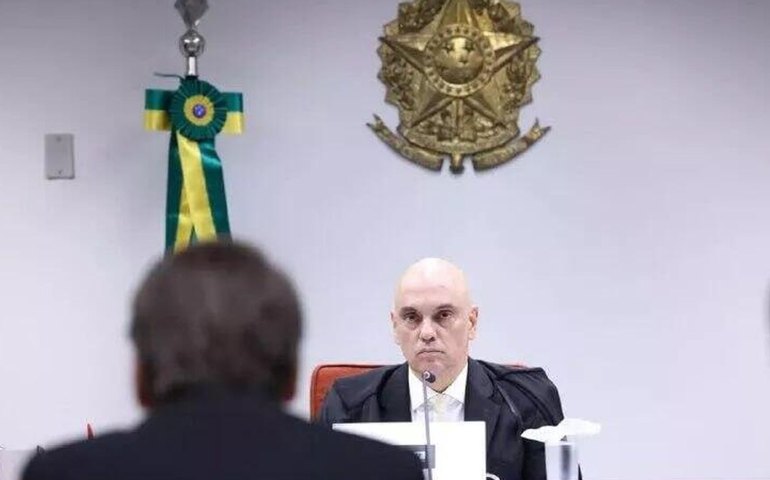 Moraes vota por manter prisão preventiva de Bolsonaro em sessão extraordinária do STF
