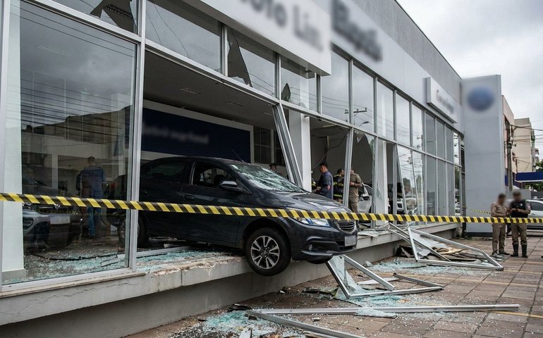 Veículo rompe vitrine e fica suspenso em concessionária de Porto Alegre