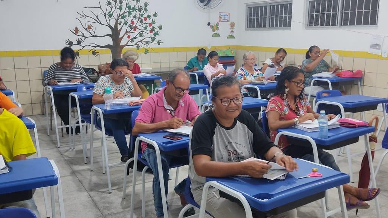Estudantes do ensino de Jovens, Adultos e Idosos participam de avaliação de aprendizagem