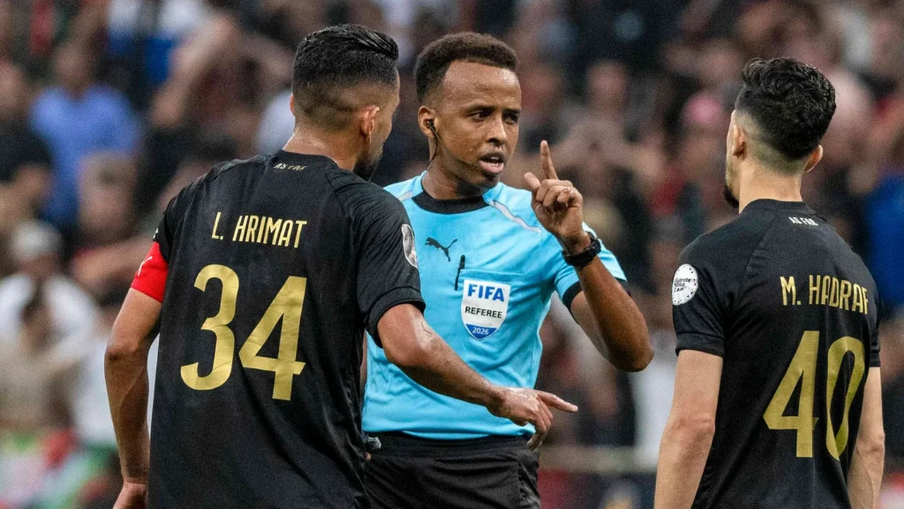 Presidente da Uefa entrega medalha ao árbitro Omar Artan, impedido de entrar nos EUA para a Copa e escolhido para a Supercopa