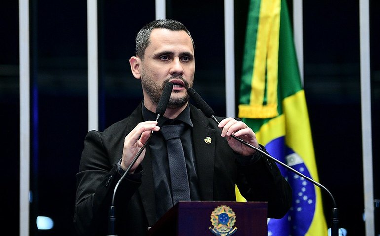 Senador interrompe CPI, elogia 'pré-treino' de Virgínia Fonseca e pede vídeo da influenciadora