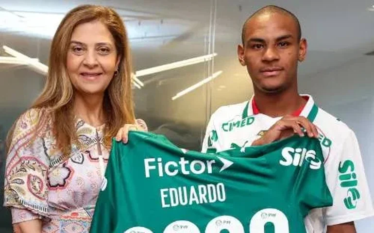 Eduardo assina contrato profissional com o Palmeiras aos 16 anos