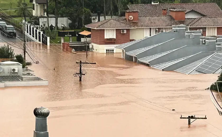 Sobe para 90 o número de mortos após enchentes que atingem o Rio Grande do Sul