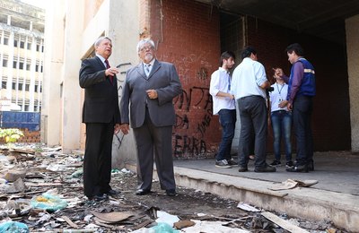 MP faz operação em prédios abandonados para tentar achar corpos de moradores de rua 
