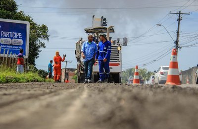 Prefeitura avança com obras de recapeamento em bairros de Maceió