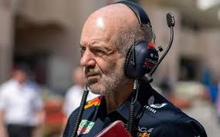 Adrian Newey se esquiva de aposentadoria e diz que poderá defender outra equipe da F-1 em 2025