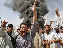 Afegãos gritam slogans antiamericanos e queimam pneus em protesto em Jalalabad, leste de Cabul