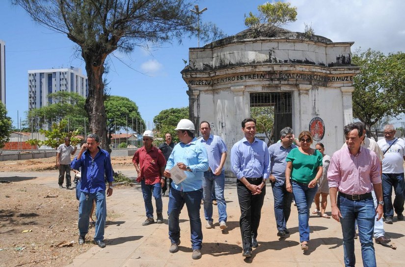 Prefeito em exercício de Maceió vistoria obras na Praça da Faculdade