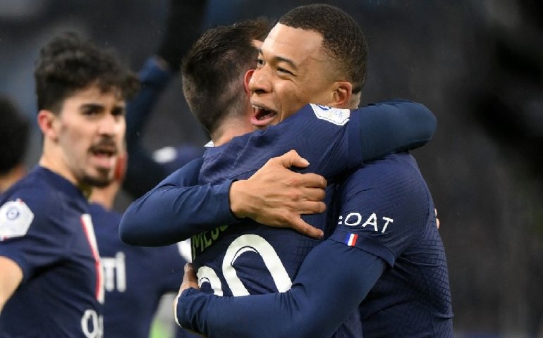 Com gols de Mbappé e Messi, PSG bate Olympique e dispara na liderança do Francês