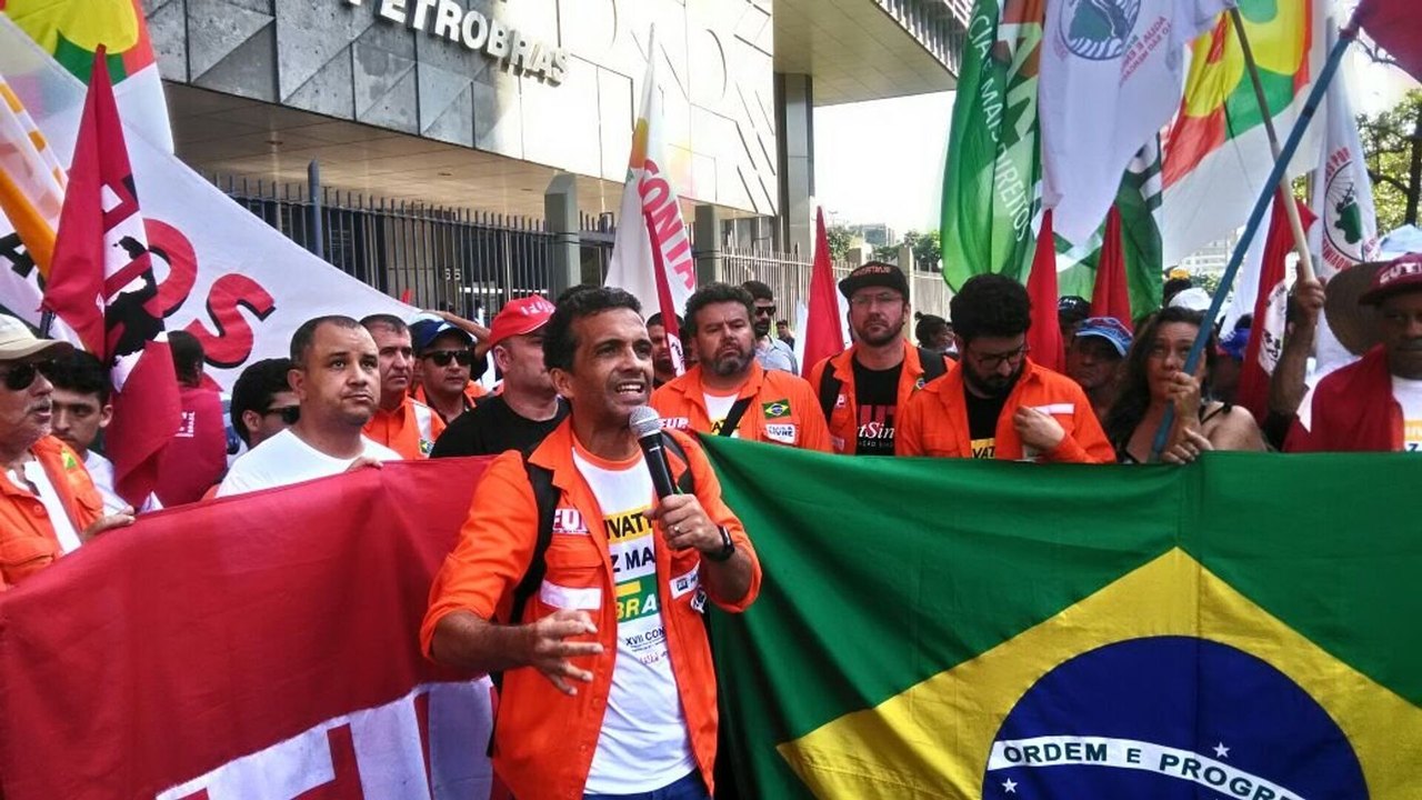 Petroleiros ameaçam greve após anúncio de política de corte de custos anunciada pela Petrobras