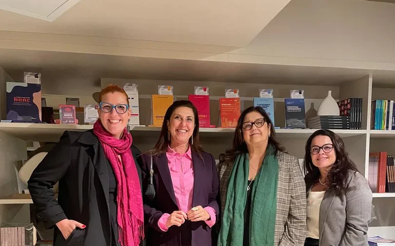 PUCPRESS inaugura biblioteca na Casa Paraná Business | PUCPR
