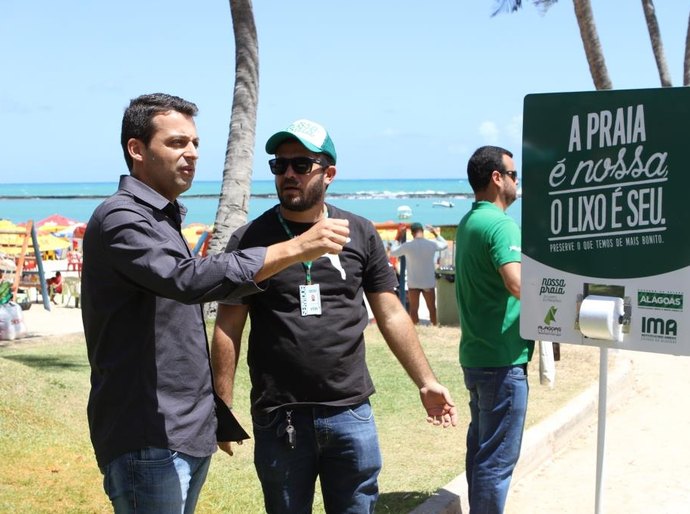 Nossa Praia instala pontos de retirada de sacolas de lixo na Praia do Francês