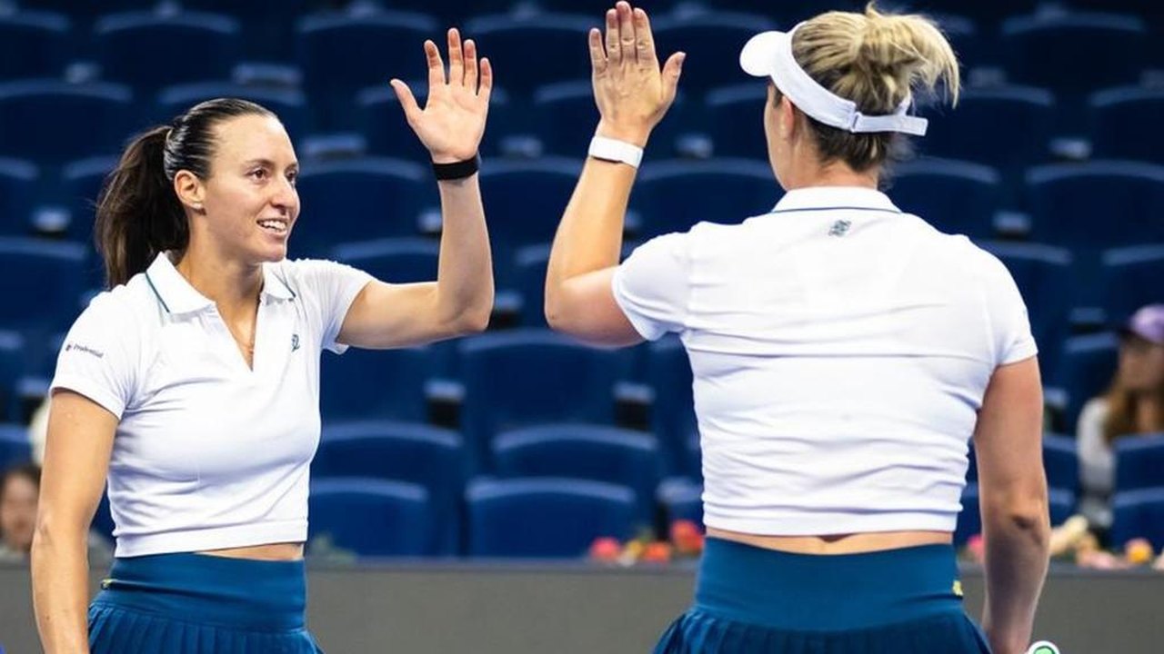 Dupla de Stefani vence campeãs olímpicas e avança à semifinal em Pequim