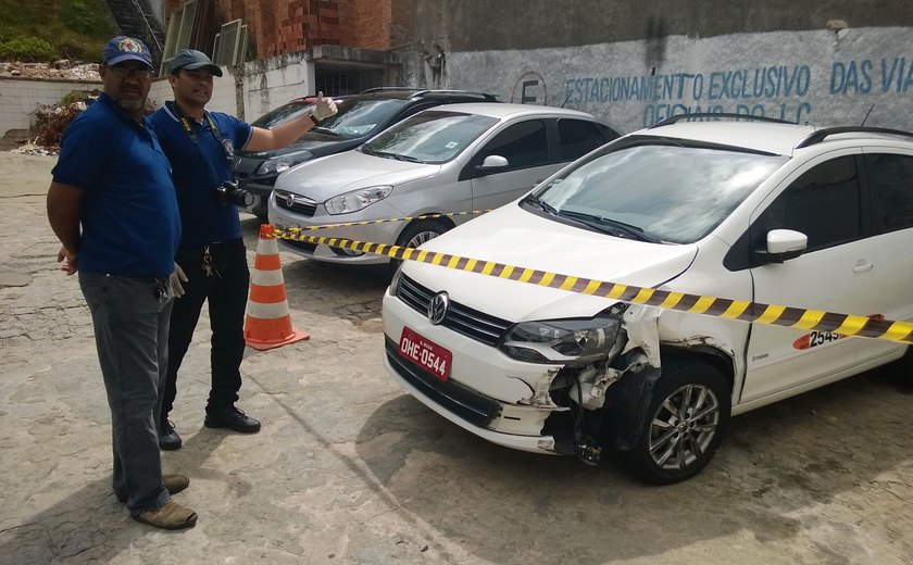 Perito criminal realiza exame em carro de taxista assassinado