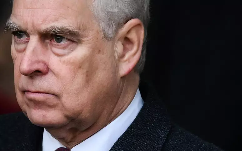 Após escândalos, príncipe Andrew desiste de títulos reais