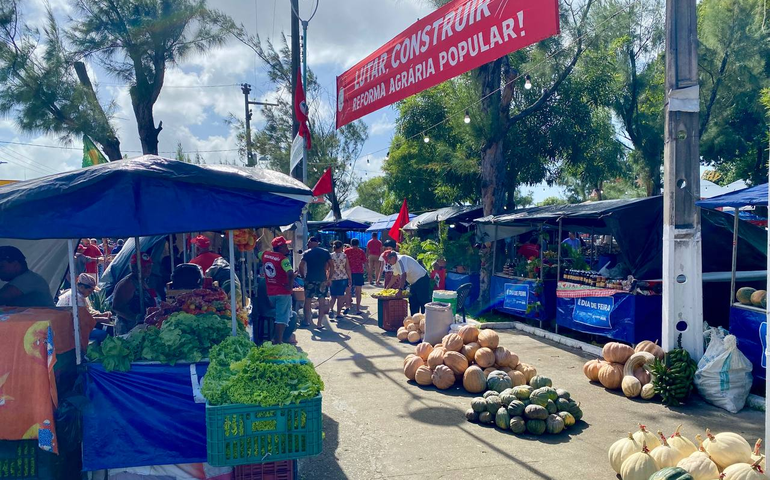 Em ato de solidariedade, MST doa 10 toneladas de alimentos durante Feira, nesta quinta (4)