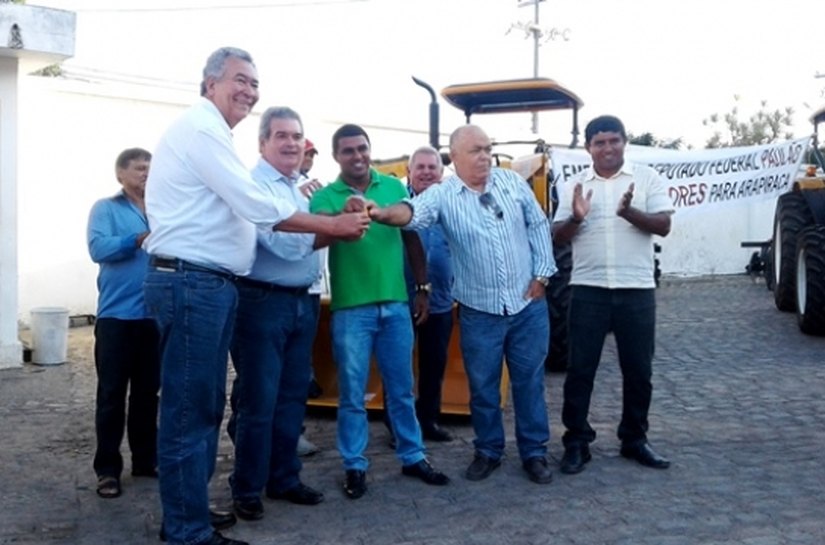 Pequenos produtores rurais do Agreste recebem tratores do Governo