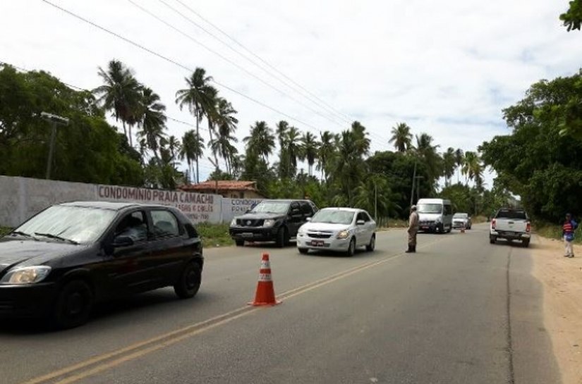 Blitz educativa do DER orienta 275 condutores na AL-101 Norte, em Maragogi
