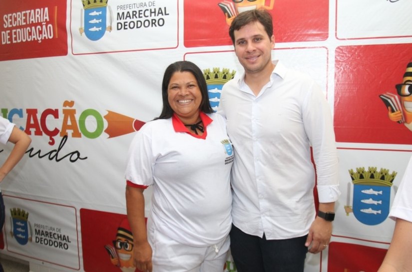 Merendeiras das escolas municipais participam de capacitação e recebem fardamento