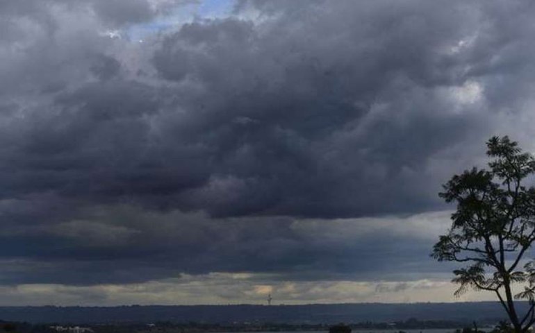 Semarh aponta para céu com nuvens e chuva passageira em Alagoas neste fim de semana