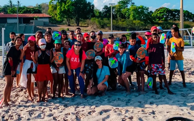 Estudantes da rede municipal participam de oficina de Beach Tennis na reabertura do Centro de Cultura Corporal