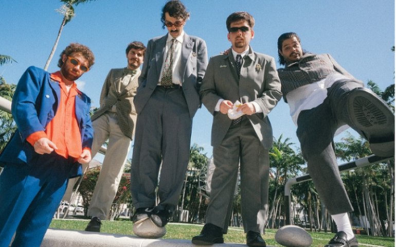 Jovem Dionisio lança “Não Pense” e retorna ao indie pop melódico com clipe gravado em Nova Iorque