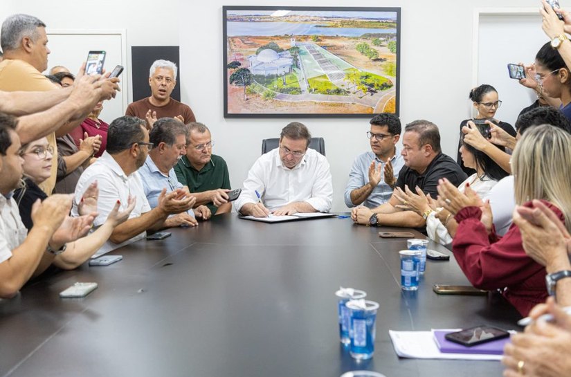 Prefeito Luciano autoriza pavimentação de mais de 5 km entre Canaã e Tabela