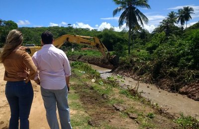 Prefeitura realiza limpeza do Riacho do Silva