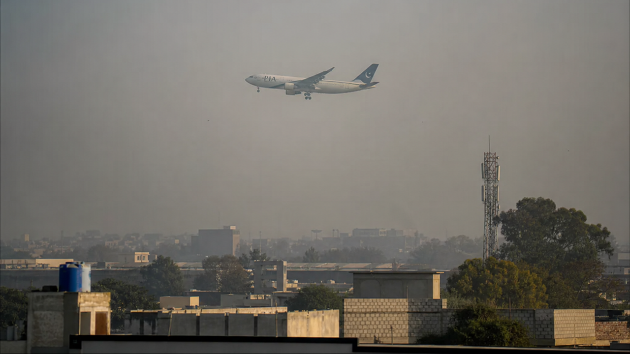 Boeing 737 desaparece perto de Karachi, no Paquistão