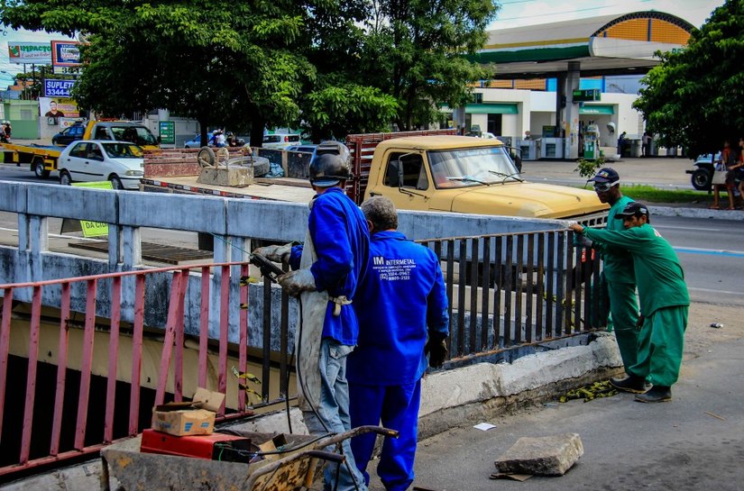 Seinfra e Comdec realizam serviços em viaduto na Fernandes Lima