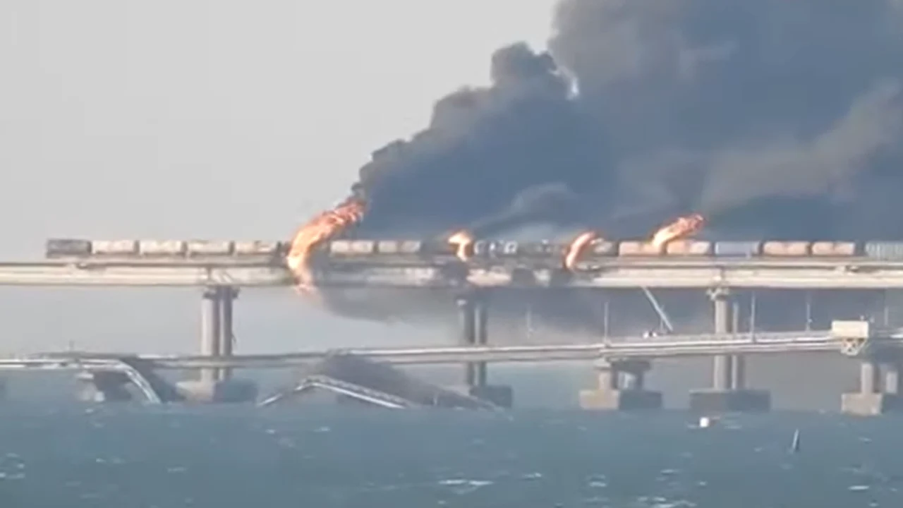 Ataque com míssil ucraniano atinge uma das pontes que liga a Rússia a território da Crimeia