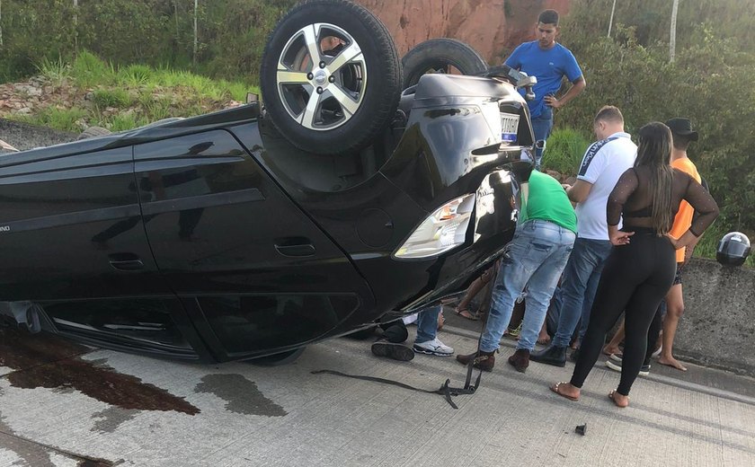 Carro capota e dois jovens ficam feridos em trecho da BR-101