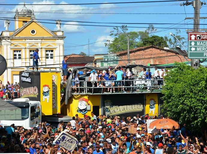 Mesmo sem uso de tinta, bloco Tudo Azul arrasta uma multidão em Murici