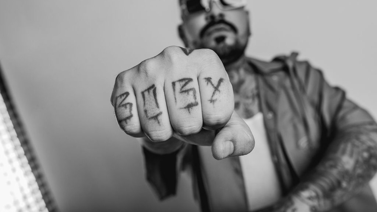 Cantor alagoano Boby CH comemora 10 anos de carreira com show gratuito no Youtube