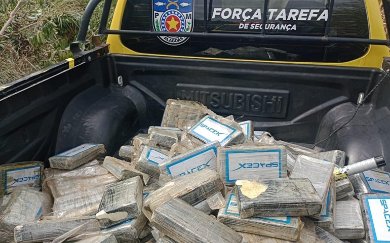Polícia Militar encaminha à delegacia quase 200 quilos de cocaína apreendida em queda de aeronave em Coruripe