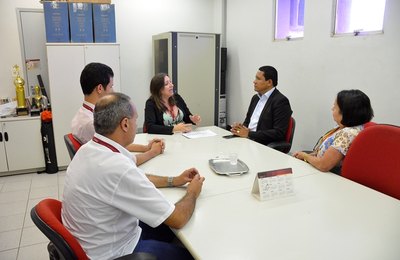 Prefeito Júlio Cezar visita agência do Banco do Nordeste, em Palmeira     