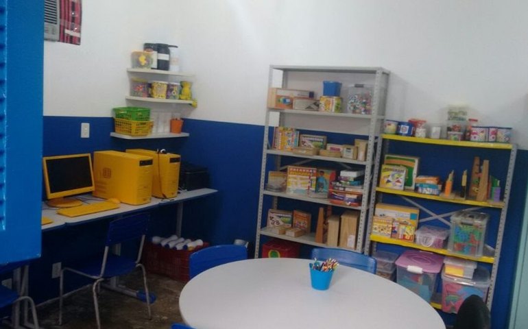 Investimento em materiais adaptáveis auxiliam alunos com deficiências em creches e escolas de Maceió