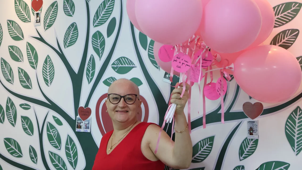 Professora celebra última quimioterapia com homenagem marcada por acolhimento e esperança