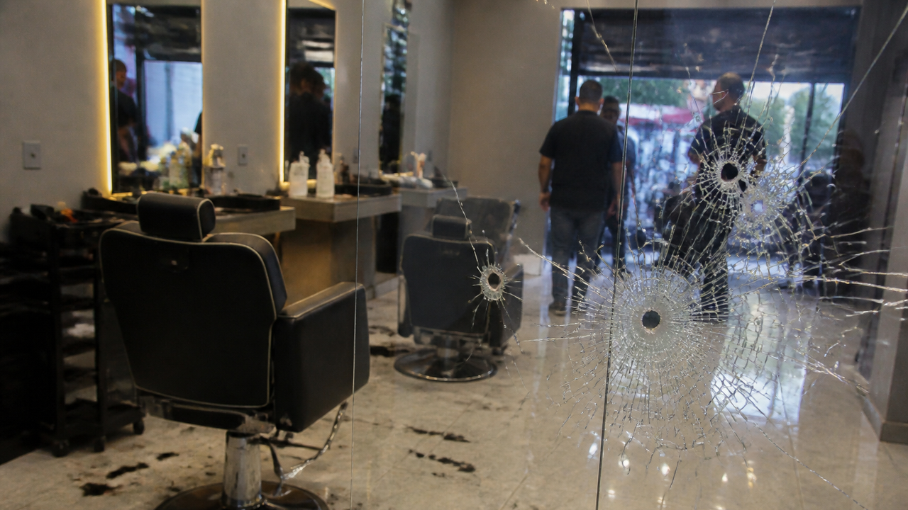 Duas pessoas são baleadas em barbearia no Rio; ex-jogador de futebol é uma das vítimas