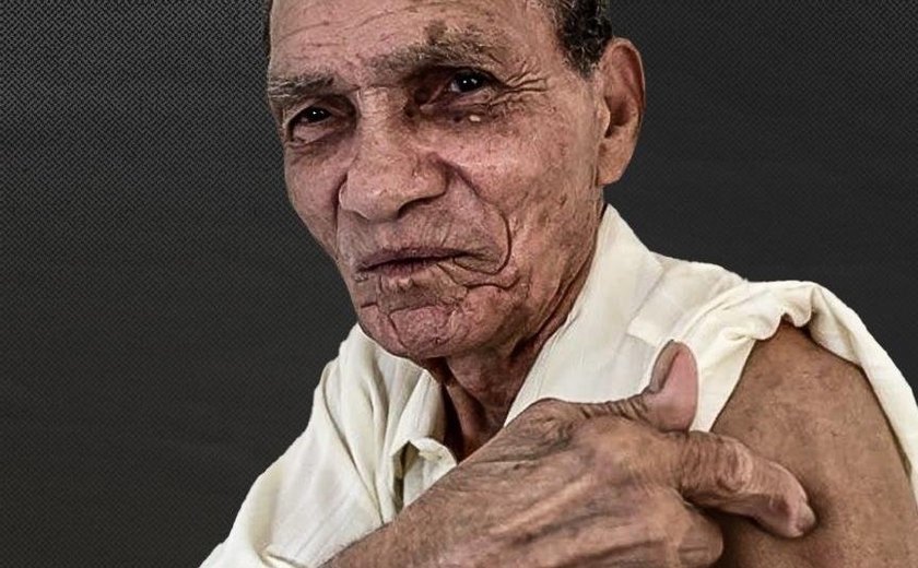 Manga, 83 anos, goleiro lendário do futebol brasileiro, é vacinado contra covid
